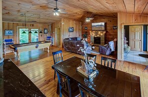 Game room - 10 min to Soaky mntns & shoping, private backyard (Sevierville)
