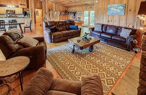 智能電視、壁爐、DVD 播放機