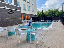 Una piscina al aire libre de temporada