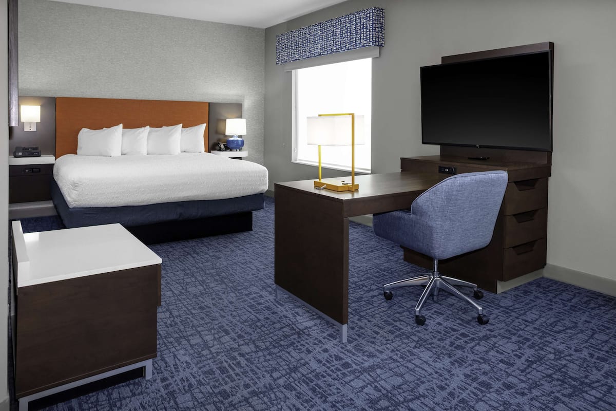 Studio, 1 King Bed, Refrigerator & Microwave (Wet bar) | Iron/ironing board