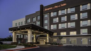 A Hampton Inn & Suites hotel with a modern design, featuring a covered entrance and multiple floors. - Hampton Inn & Suites Cedar Park North Austin (Cedar Park)