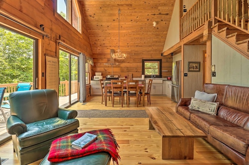 Game Room! Lakefront Family Cabin in Landrum
