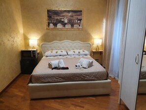 1 habitación, tabla de planchar con plancha, wifi gratis y ropa de cama 