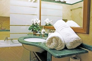 Combinazione doccia/vasca, asciugacapelli, bidet, asciugamani