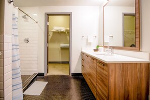 Badewanne, Haartrockner, Handtücher