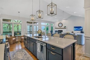 Interior - Hot Tub! Beautiful Mountain Views! Wifi!  Come Visit "Off the Bow"! (Huddleston)