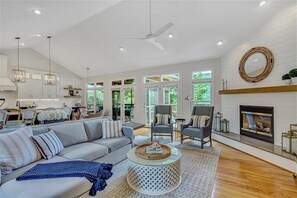 TV - Hot Tub! Beautiful Mountain Views! Wifi!  Come Visit "Off the Bow"! (Huddleston)