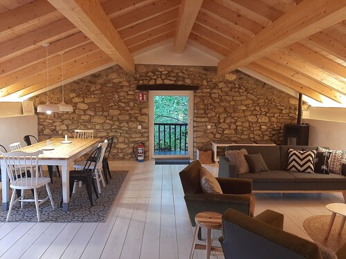 Apartment de 100 mètres carrés pouvant accueillir jusqu’à 6 personnes.