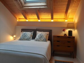 2 bedrooms, travel cot, free WiFi, bed sheets