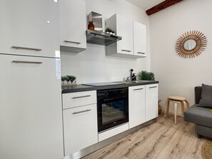 Fridge, microwave, oven, stovetop - (054) Enjoying the old town (Antibes)