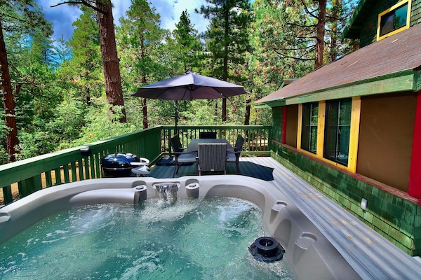 Peaceful Cabin, this 2 bedroom split is perfect for multi family or couples!