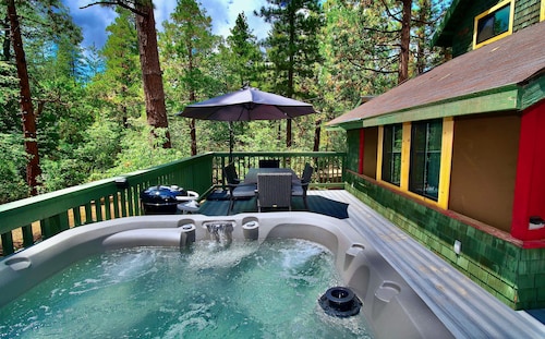 Peaceful Cabin:  Vintage Stove, Hot Tub, Walk To Town!!!