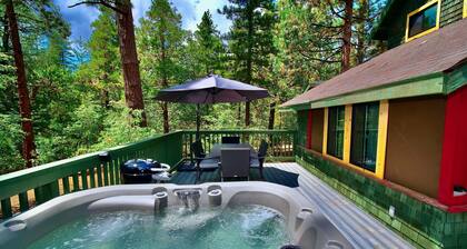 Peaceful Cabin: Vintage Stove, Hot Tub, Walk To Town!!!