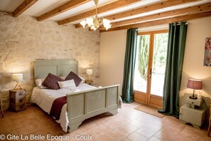 6 bedrooms, iron/ironing board, travel cot, free WiFi - Ideal for large families & groups, private, countryside & lots of activities (Coulx)