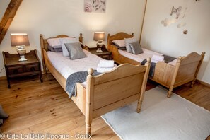 6 bedrooms, iron/ironing board, travel crib, free WiFi - Ideal for large families & groups, private, countryside & lots of activities (Coulx)