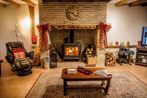 Interior - Ideal for large families & groups, private, countryside & lots of activities (Coulx)