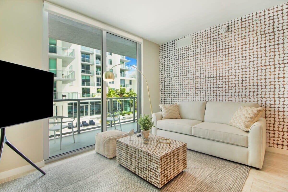1 Bdrm Condo W/ Bay Views, Pool & Free Parking
