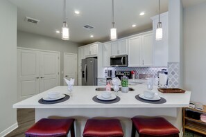 Condo, 2 habitaciones | Cocina privada | Refrigerador, horno, parrilla de estufa y cafetera y tetera 