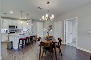 Condo, 2 habitaciones | Cocina privada | Refrigerador, horno, parrilla de estufa y cafetera y tetera 