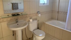 A bathroom with a sink, toilet, and bathtub. - Villa Amorosa in Neo Chorio (Neo Chorio)