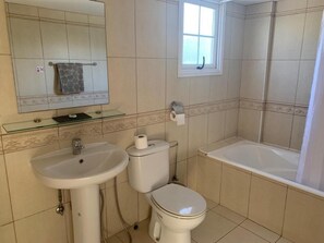 A bathroom with a sink, toilet, and bathtub. - Villa Amorosa in Neo Chorio (Neo Chorio)