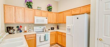 House, 2 Bedrooms | Private kitchen | Fridge, oven, stovetop, coffee/tea maker