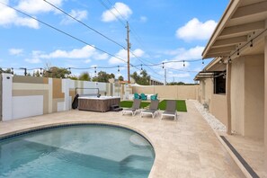 Huis, 4 slaapkamers | Zwembad | Een buitenzwembad, een verwarmd zwembad