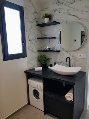 Shower, jetted bath, hair dryer, towels