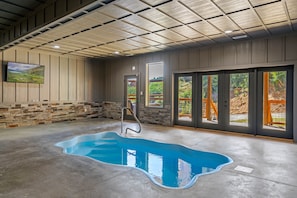 Indoor pool, a heated pool - Free Attractions, Private Indoor Pool, Firepit, Great Views, Pool Table (Sevierville)