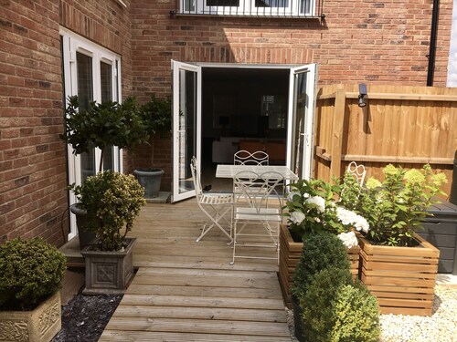 Entire Stylish Garden Apartment 2 double ensuite bedrooms sleeps 4 Pet friendly 