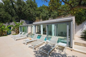 Unclassified image, 5 of 66, button