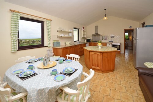 Cottage 383 - Claddaghduff - sleeps 8 guests  in 4 bedrooms