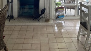 Ein Zimmer mit Kamin, einer Karte an der Wand und Blick auf einen See.