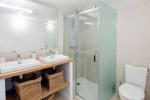 Amenidades de baño gratuitas, secadora de cabello, toallas 