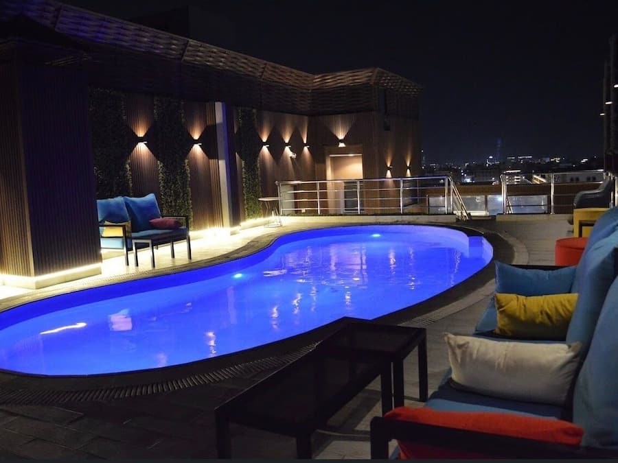 Una piscina al aire libre