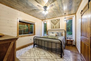 2 bedrooms, free WiFi, bed sheets - Luxury Cabin with Rustic Charm and Modern Amenities in Broken Bow, Oklahoma.  (Broken Bow)