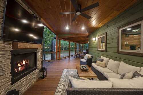 Luxury Cabin with Rustic Charm and Modern Amenities in Broken Bow, Oklahoma. 
