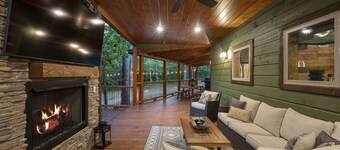 Luxury Cabin with Rustic Charm and Modern Amenities in Broken Bow, Oklahoma. 