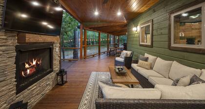 Luxury Cabin with Rustic Charm and Modern Amenities in Broken Bow, Oklahoma.
