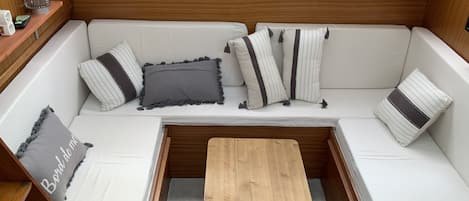 1 غرفة نوم وسرير سفر وملاءات أسرّة