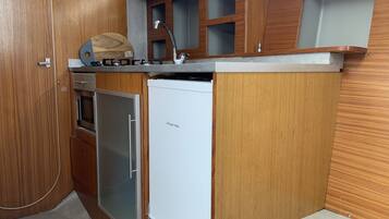 Een koelkast, een microgolfoven, een kookplaat