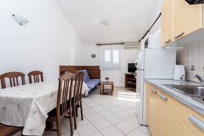 ثلاجة، ميكروويف، موقد طهي مسطح، ماكينة لصنع القهوة/الشاي