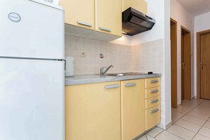 ثلاجة، ميكروويف، موقد طهي مسطح، ماكينة لصنع القهوة/الشاي