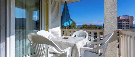 تناول الطعام بالخارج