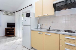 ثلاجة، ميكروويف، موقد طهي مسطح، ماكينة لصنع القهوة/الشاي