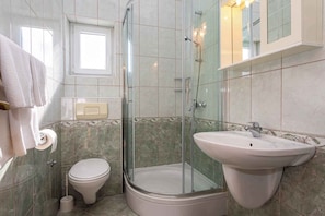 Shower - Holiday apartment with mountain view (Baška)