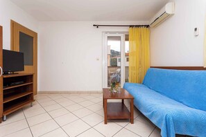 TV - Holiday apartment near the city centre and beach (Baška)