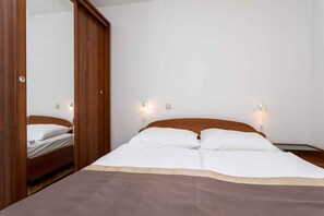 3 bedrooms, travel cot, Internet