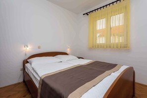 3 bedrooms, WiFi - Holiday apartment close to the city centre and the beach (Baška)