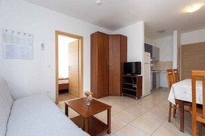 TV - Holiday apartment only 100 m from the sea (Baška)